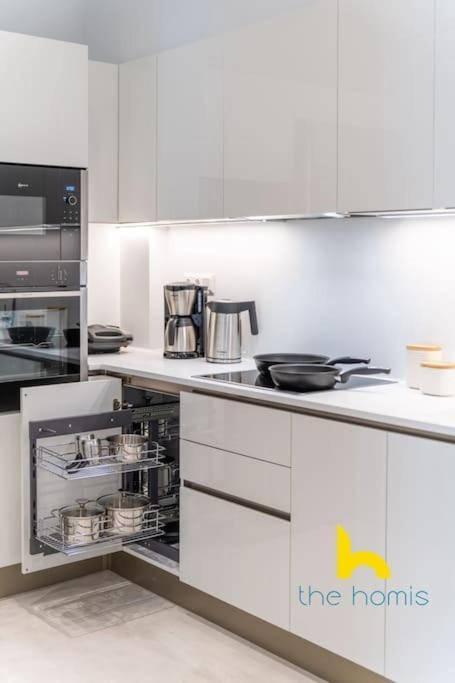 Upscale Apt, Patio Near Hospitals & Metro Apartment
