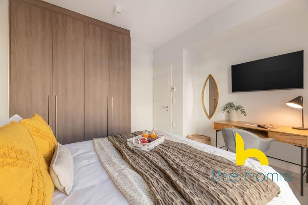 Upscale Apt, Patio Near Hospitals & Metro Apartment Athens